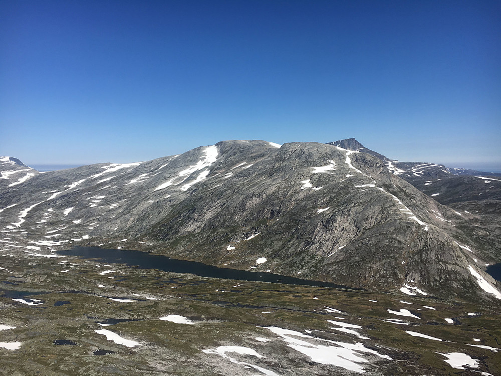 På vei mot Bollen med utsikt mot Øvre Salsvatnet og Salen. Snota skimtes så vidt i bakgrunnen.