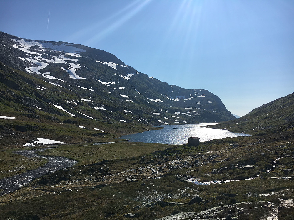 Snart tilbake i camp med Nauståbu og Naustådalsvatnet.