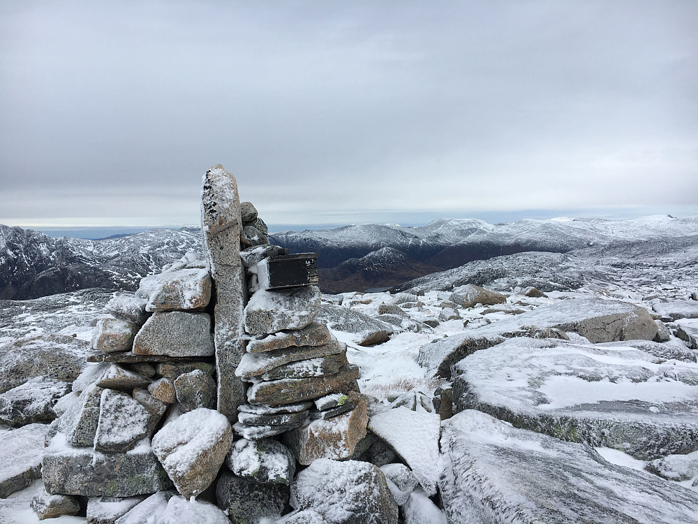 Tohatten med lett snødryss på toppen.