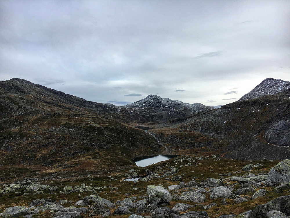Ned fra Storslåa med Tverrdalsfjellet i enden av Tverrdalen. Jeg skulle først opp på Neådalsfjellet til venstre på bildet.