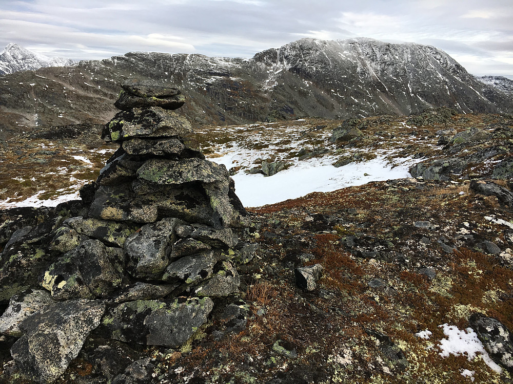 Toppen av Skardnebba med Tohatten i bakgrunnen.