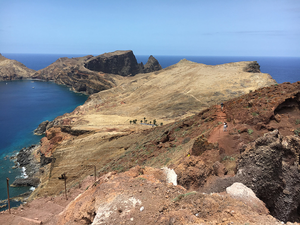 Tilbakeblikk fra Ponta de São Lourenço ned til en oase hvor man kan kjøpe kald drikke.