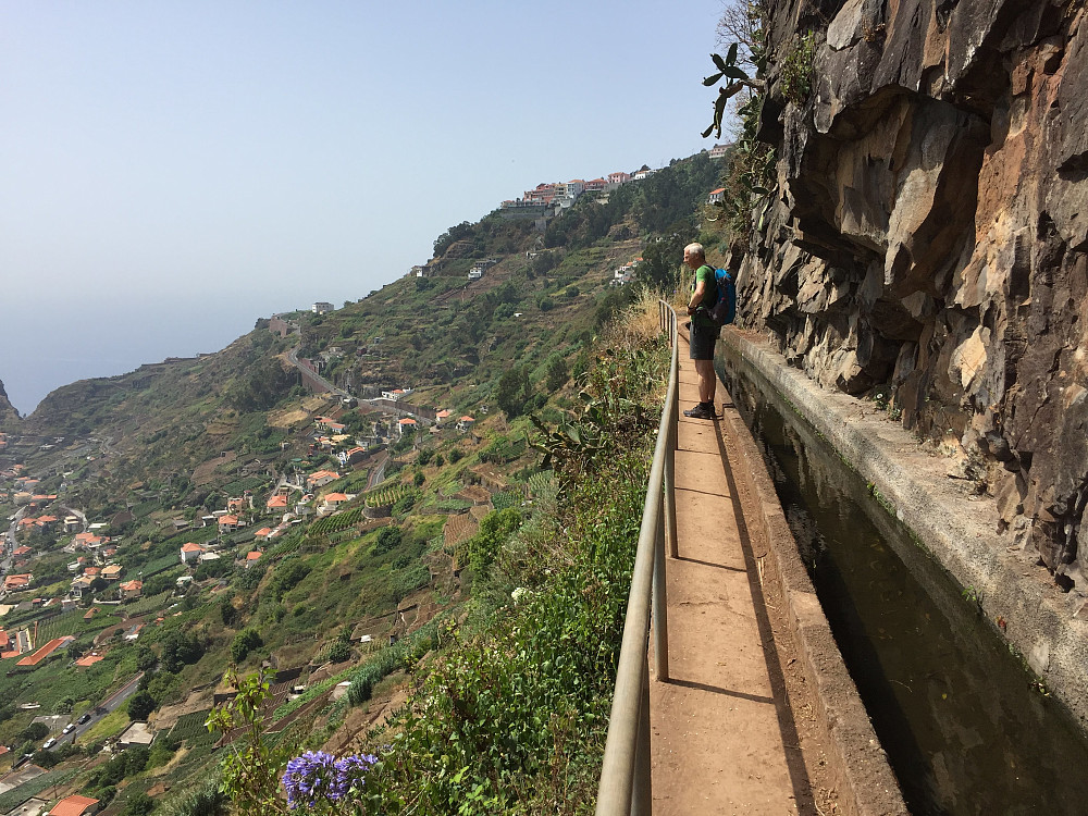Typisk levada på Madeira som kan benyttes til fotturer. De kan være luftige, men som regel godt sikret med rekkverk,