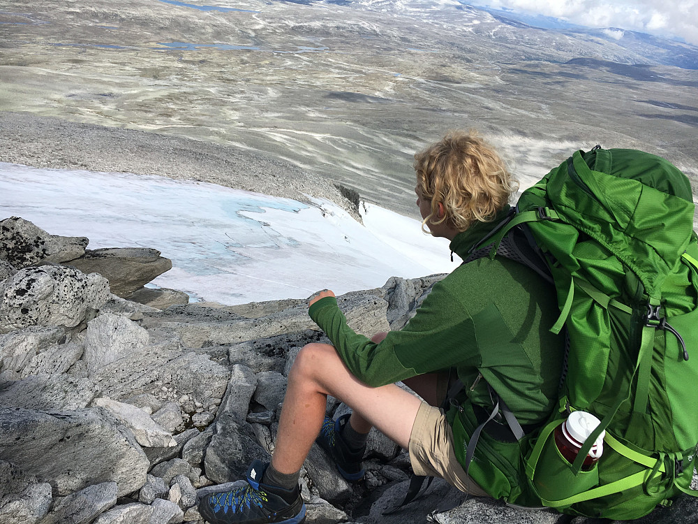 Velfortjent pause med tung sekk på midtoppen av Snøhetta.