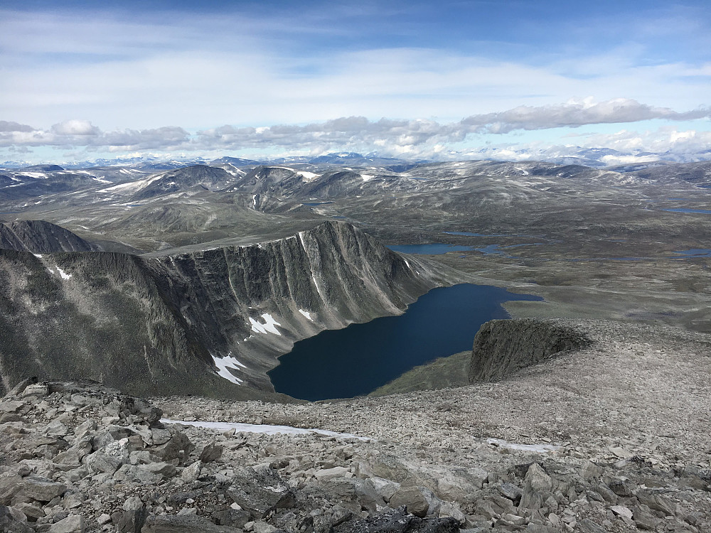 Utsikt på vei ned mot Åmotdalen