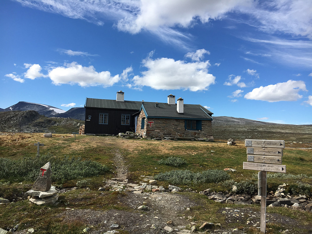 Etter en seig nedfart var det fint å komme fram til Åmotdalshytta.