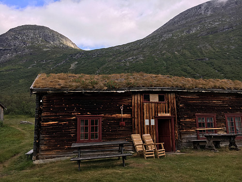 Vassendsetra med Hovmannshytten i bakgrunnen.