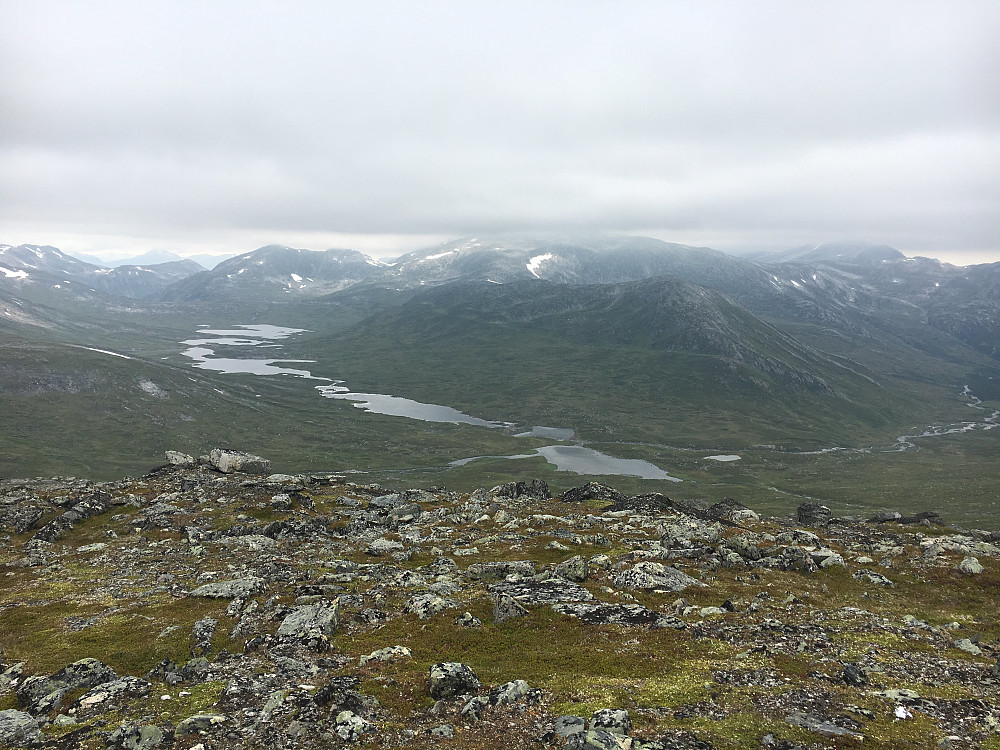 På tur ned fra Søndre Storlifjell med utsikt mot Sprikltjønnin