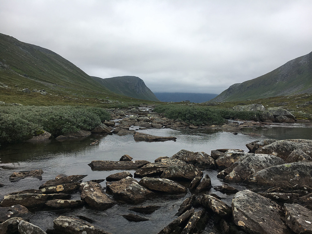 Idyllisk i Hyttdalen med Hovmannshytten i enden