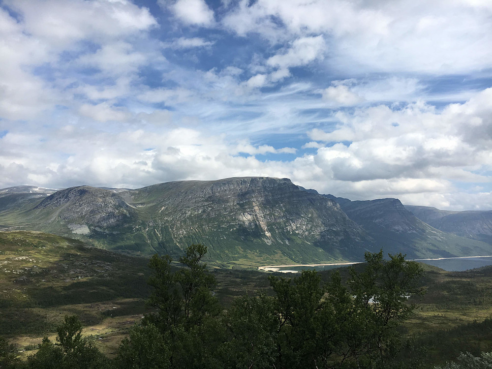 Tilbakeblikk mot Gjevilvasskamban og Vassendsetra på tur opp mot Bårdsgårdskamben.