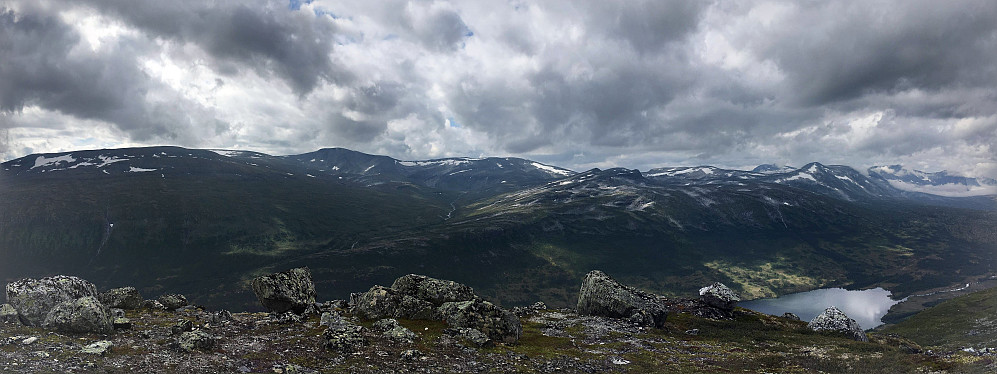 Panoramautsikt fra Bårdsgårdskamben mot fjellområdet sør for Storlidalen