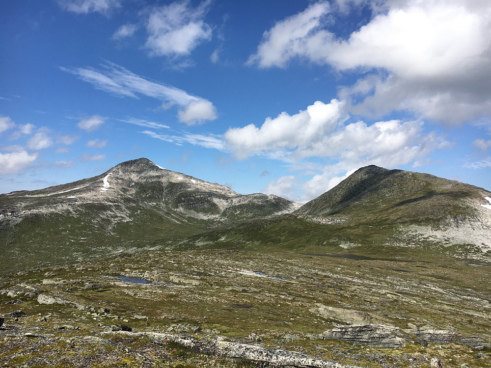 På vei opp mot Halsbekkhøa til høyre og Storbekkhøa til venstre.