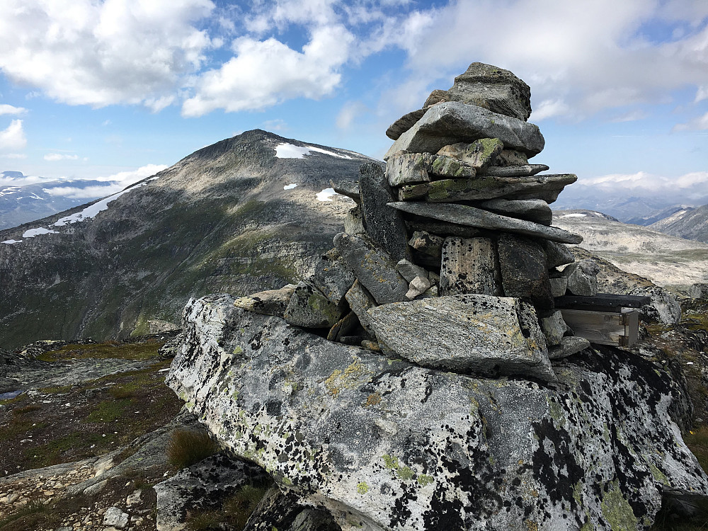 Toppen av Halsbekkhøa med Storbekkhøa i bakgrunnen.