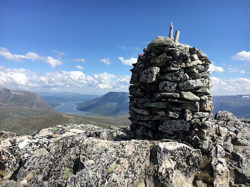 Dagens siste topp; Storbekkhøa med utsikt mot Gjevillvatnet.