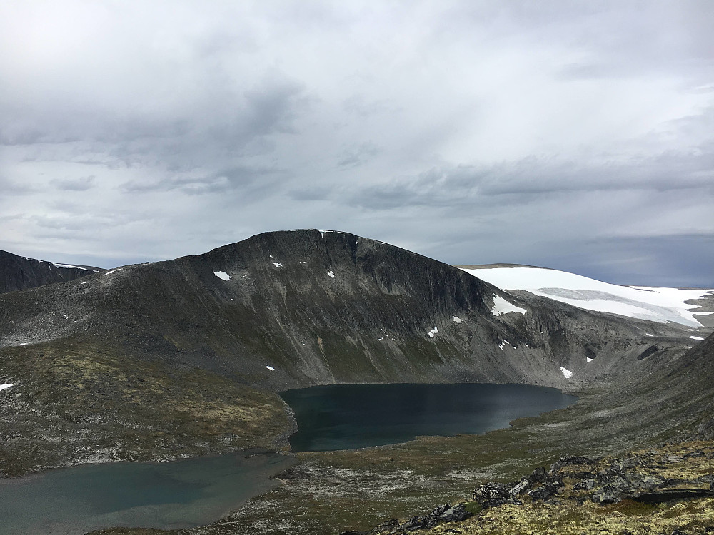 Valgets kvaler for å komme opp på Svorundfjellet. Kvass egg på venstre side eller langs breen på høyre. Jeg valgte det siste. Jeg må nok prøve eggen en annen gang.