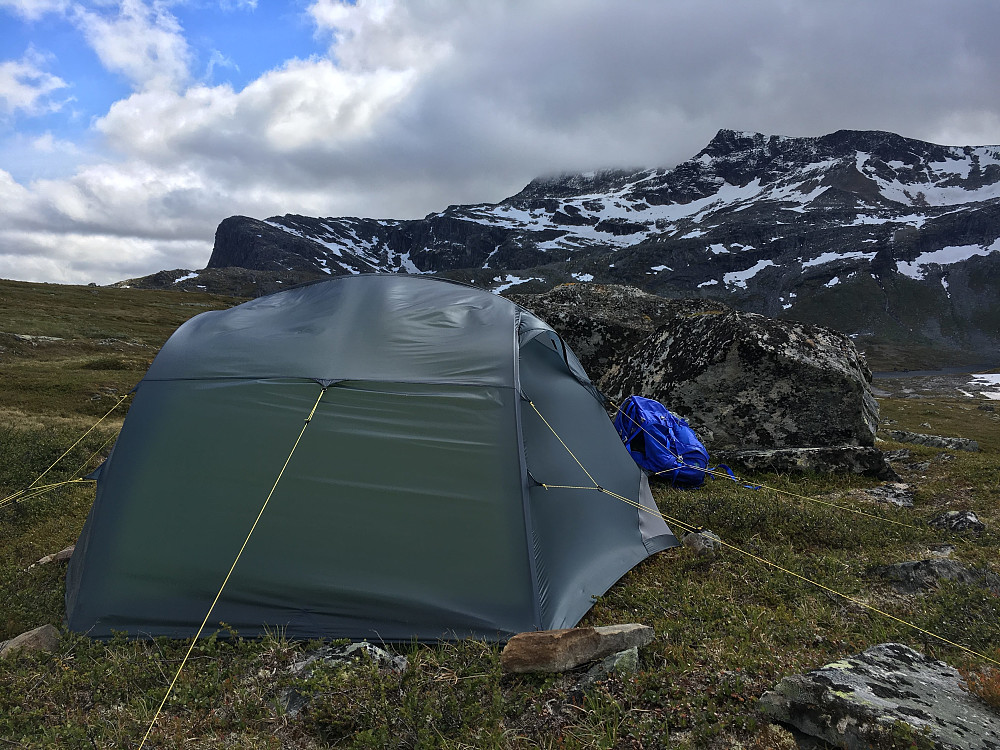 Ny og bedre teltplass. Flott utsikt mot Snota og Svartvatnet.