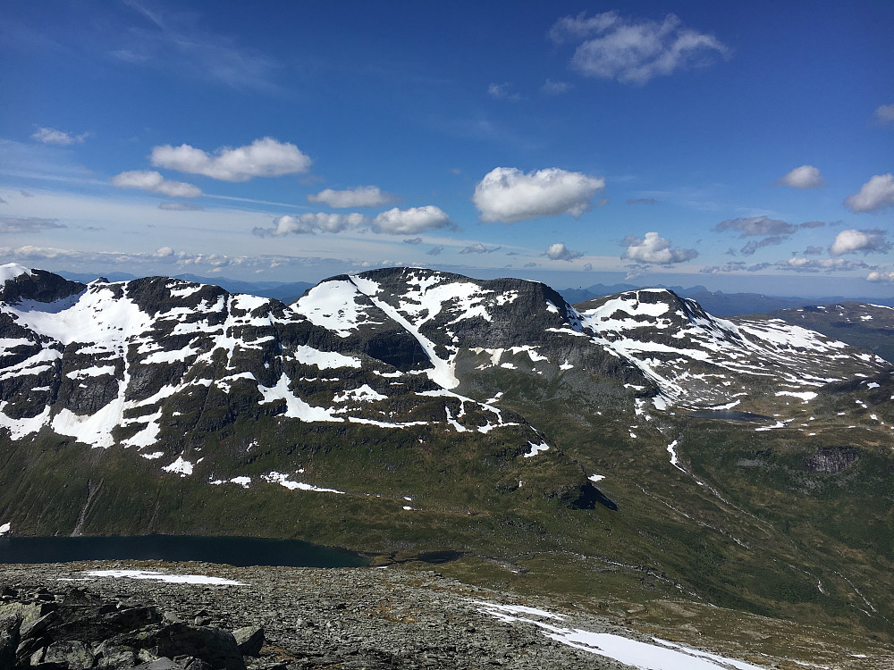 Utsikt fra Fruhøtta med Pekhøtta til venstre, Blånebba i midten og gårdagens topp; Indre Fauskånebba til høyre.