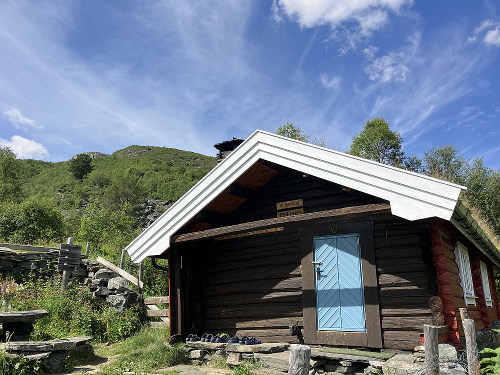 Hovedhytta på Vollasetra med turen videre opp mot Ekkertind i bakgrunnen.