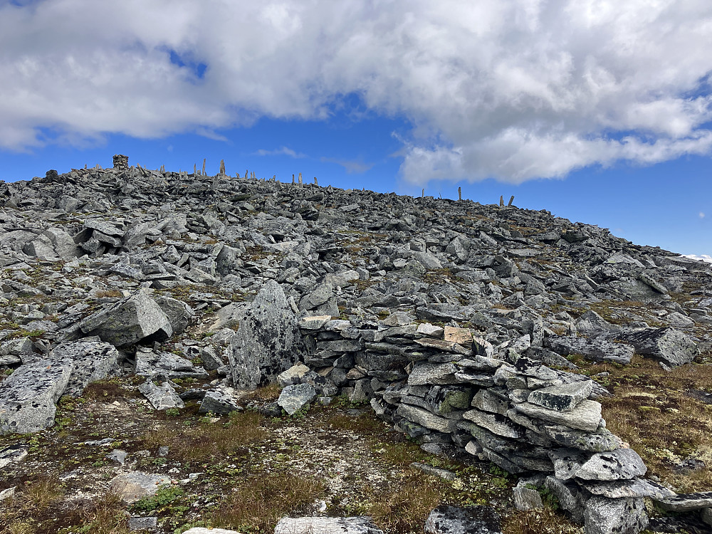 Toppen av Tåga med fin rasteplass og karakteristiske steiner.