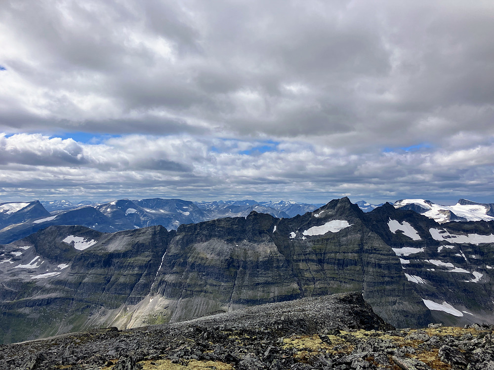 Utsikt mot Trollamassivet fra Tåga. Fra Hoåsnebba til venstre og Skarfjellet til høyre. Kongskrona og Dronningkrona i bakgrunnen.