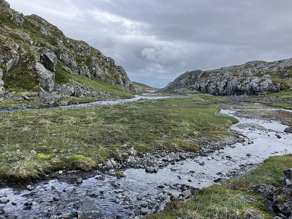 Utsikt fra rasteplassen både opp og ned fra fjellet.