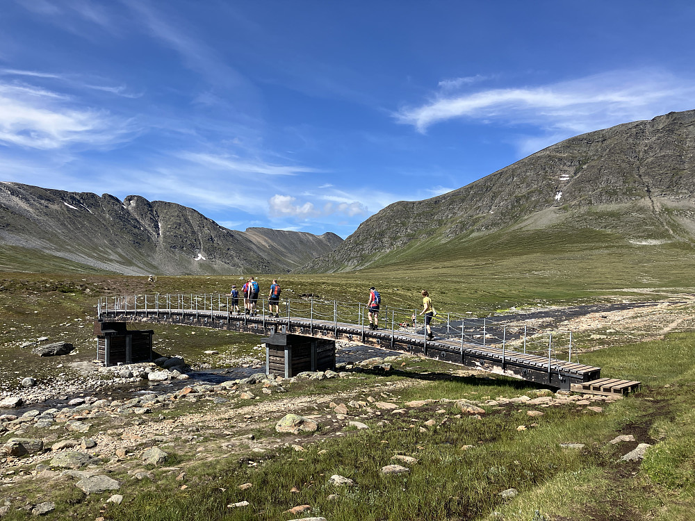 Enkelt å komme over Gravbekken med ny bru.