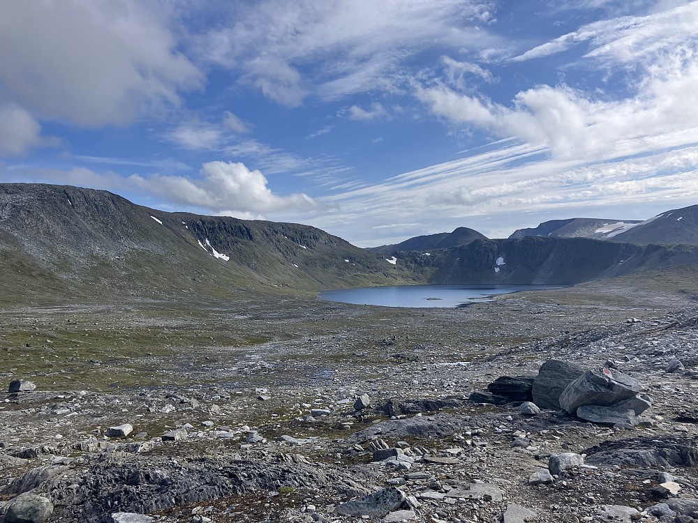 Riarskaret skimtes i enden av Fossådalsvatnet. Den siste kraftanstrengelsen og dagens siste planlagte pause.