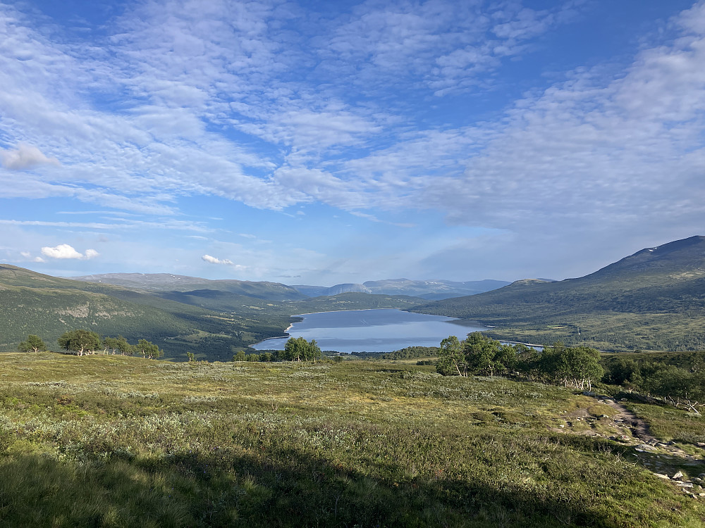 Selv om det fortsatt er fem kilometer igjen av turen, er det fint å se Gjevillvatnet dukke opp i horisonten.