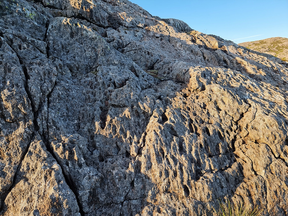 Eldsfjellet har interessant geologi. Se f.eks. https://www.grind.no/nordhordland/meland/eldsfjellet.