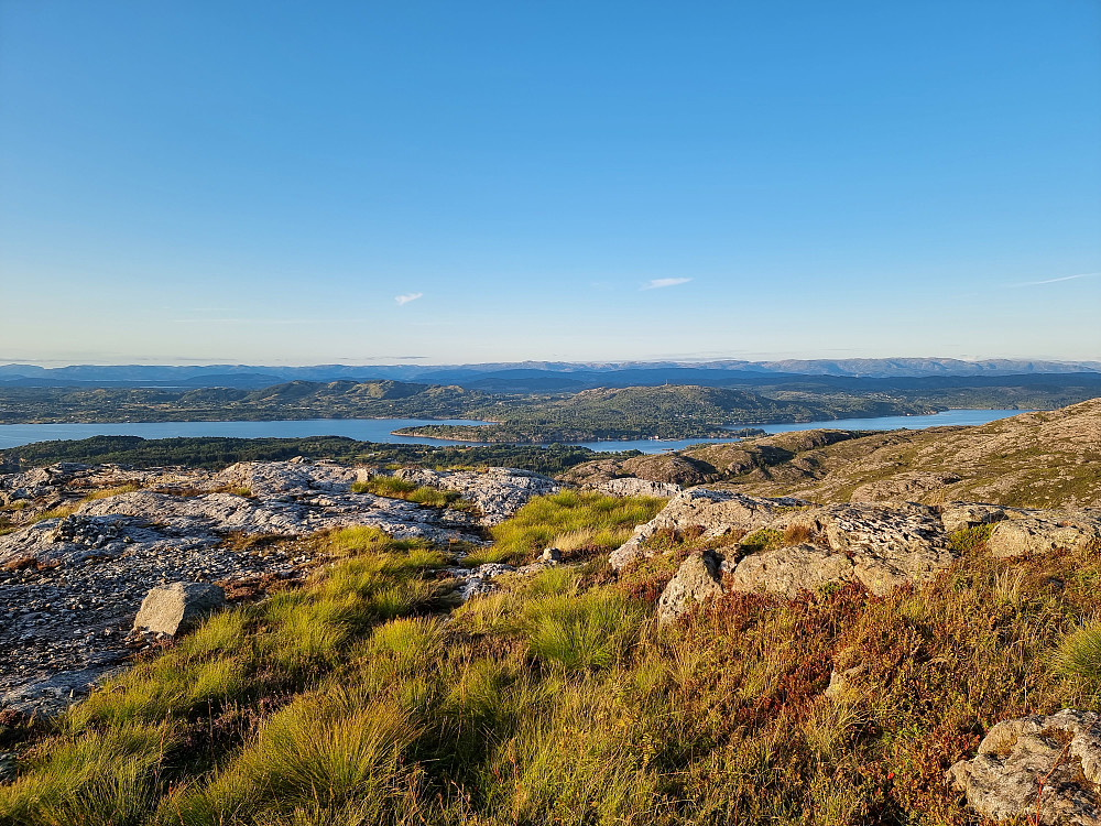 Fra Eldsfjellveten mot nordøst. Mangersfjorden til venstre. Radfjorden til høyre.