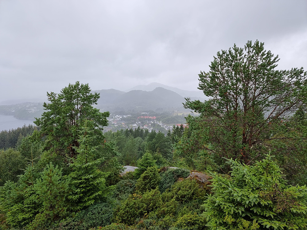 Fra venstre Ramusfjellet, Hjartåsfjellet og Storfjellet. Brakstadfjellet bakerst.