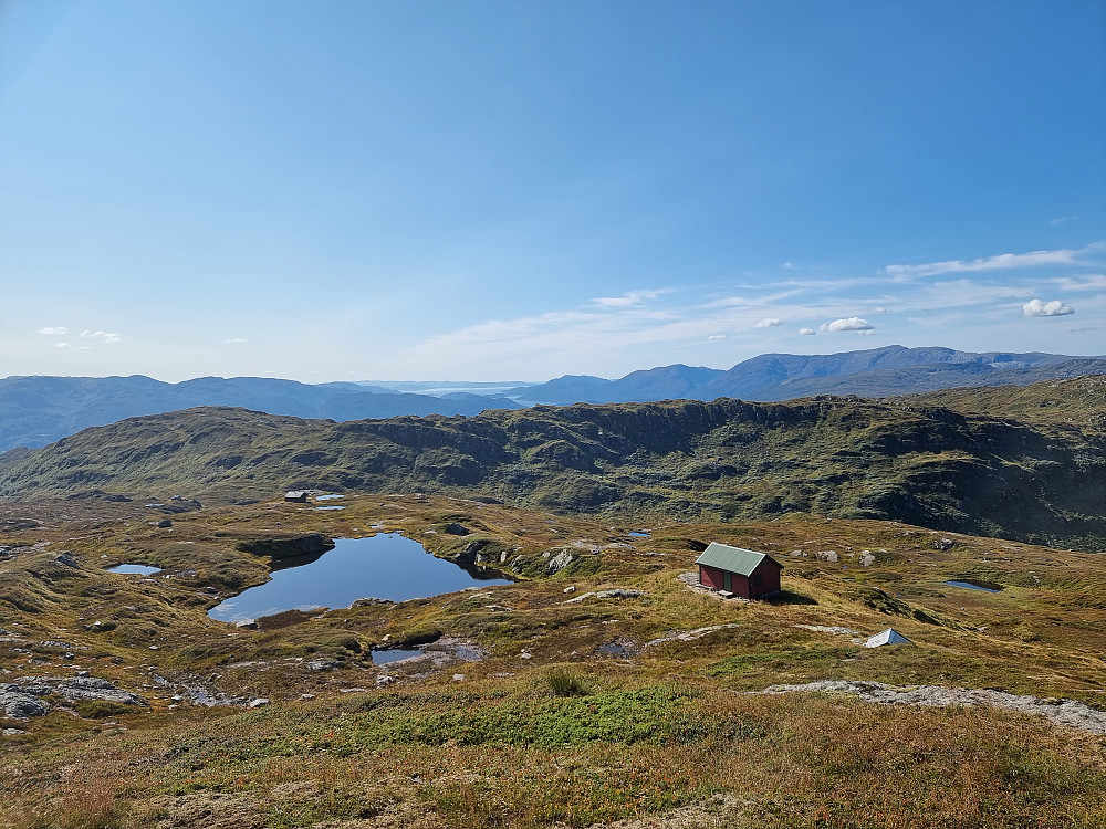 På vei opp til Herfindalsfjellet. Samnangerfjorden og Fusafjorden i bakgrunnen. Gullfjellet bakerst til høyre. Sveningen til høyre for midten.