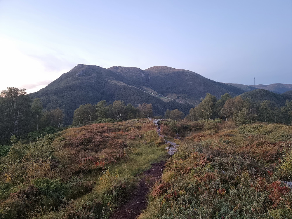 Fra Vemånen mot nord. Skåldalsnipa til venstre og Skåldalsfjellet til høyre.