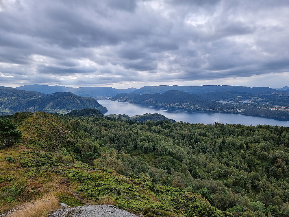 Fra Dalsnipa mot sør. Masten på Rundemanen skimtes bak til høyre.