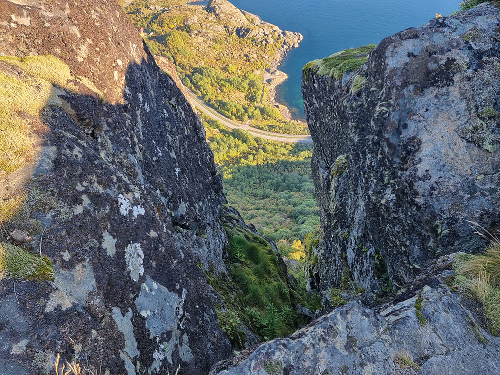 Like nedenfor Tjeldbergtinden (østtoppen) finnes denne bratte renna.