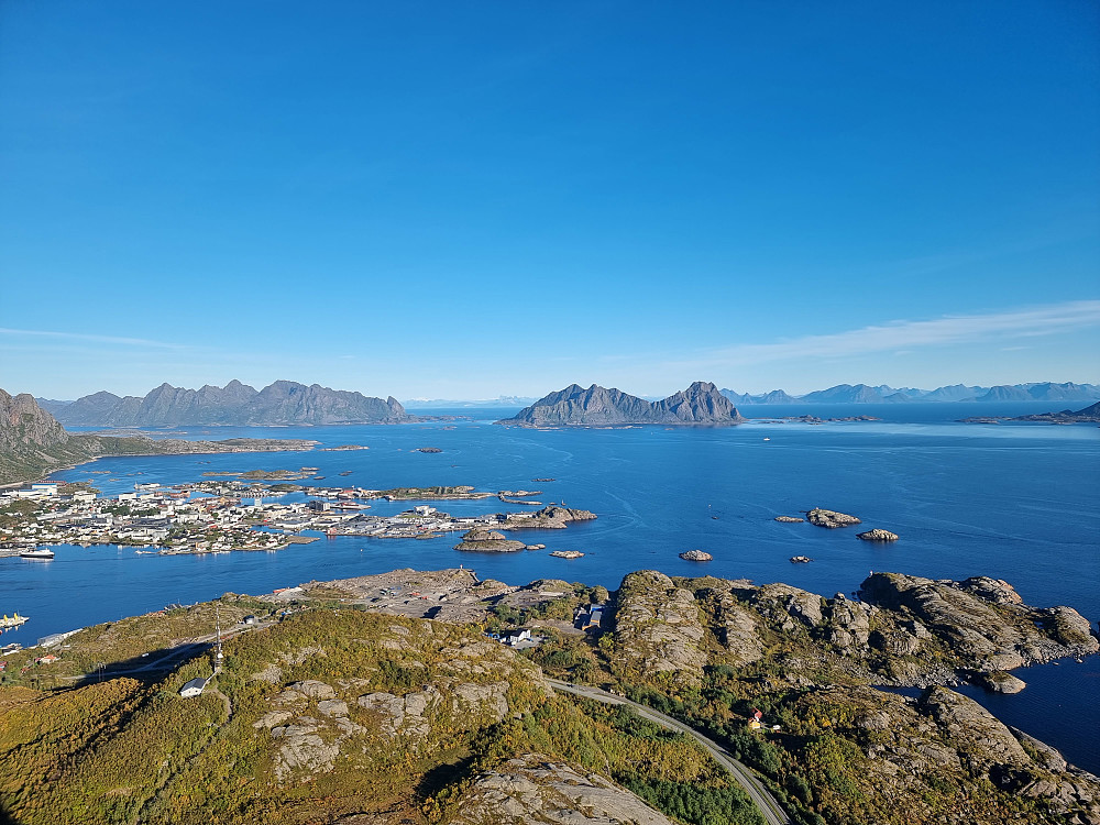 Fra Tjeldbergtinden (østtoppen). Øya Litlmolla i midten.