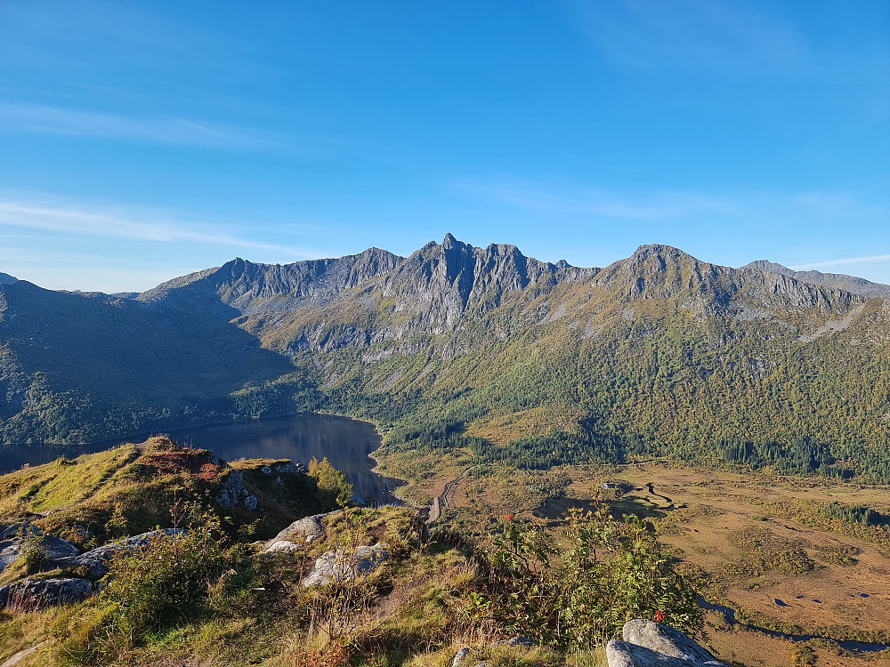 Fra Tjeldbergtinden. Løva (Kongstindan) i midten, med Østre Kongstinden til høyre.