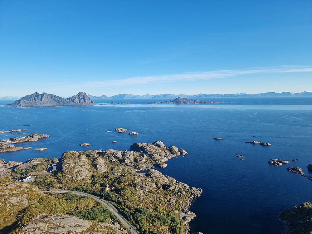 Fra Tjeldbergtinden (østtoppen). Øya Skrova til høyre for midten.