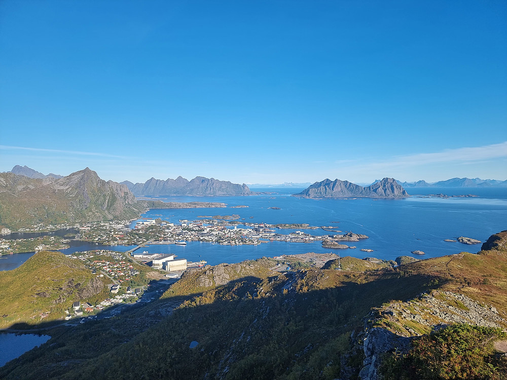 Fra Tjeldbergtinden mot Svolvær.