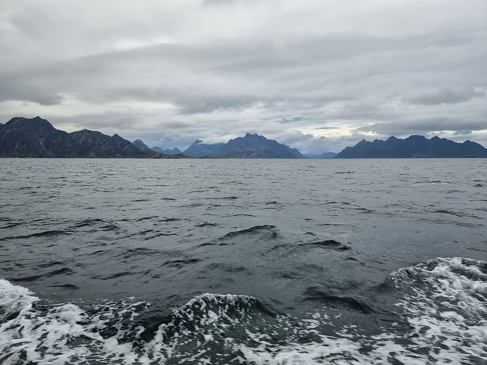 På vei fra Skrova til Svolvær. Rulten bak i midten. Fløya til venstre.