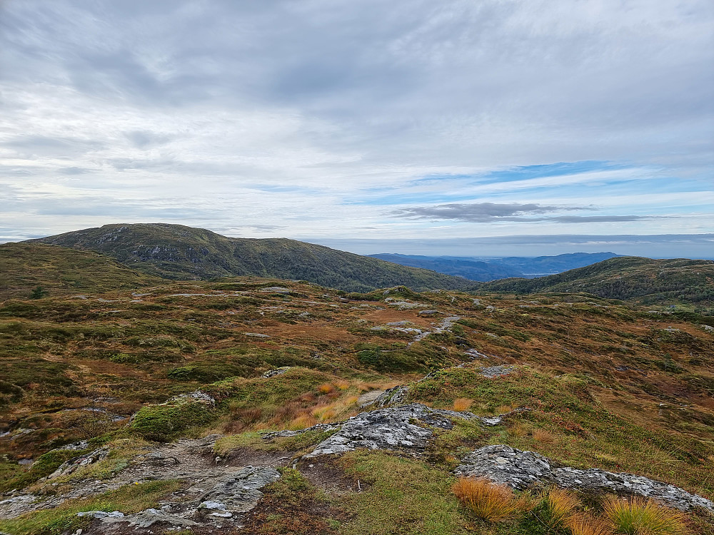 Fra Geitnipa mot sørvest. Stangfjellet (Stongfjellet) til venstre. Skolmen til høyre.
