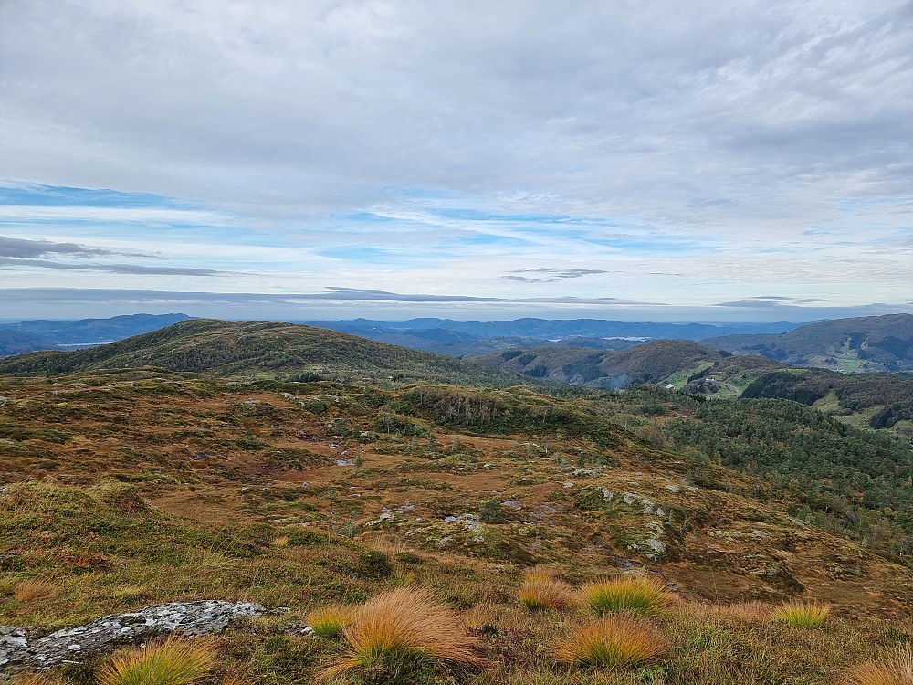Fra Geitnipa mot vest-nordvest. Skolmen til venstre. Til høyre fjellet med det pussige navnet Rotten. Tveitafjellet i høyre bildekant.