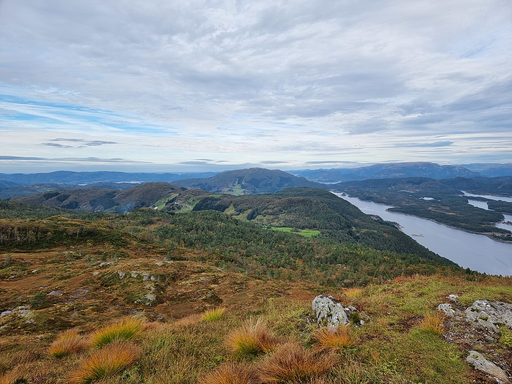 Fra Geitnipa mot nordvest. Tveitafjellet bak i midten. Storavatnet til høyre.