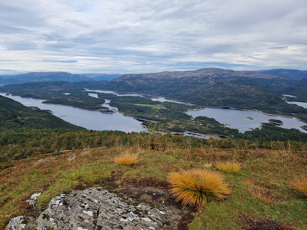 Fra Geitnipa mot nord. Til høyre Høgafjellet, som er det høyeste fjellet på Osterøy.