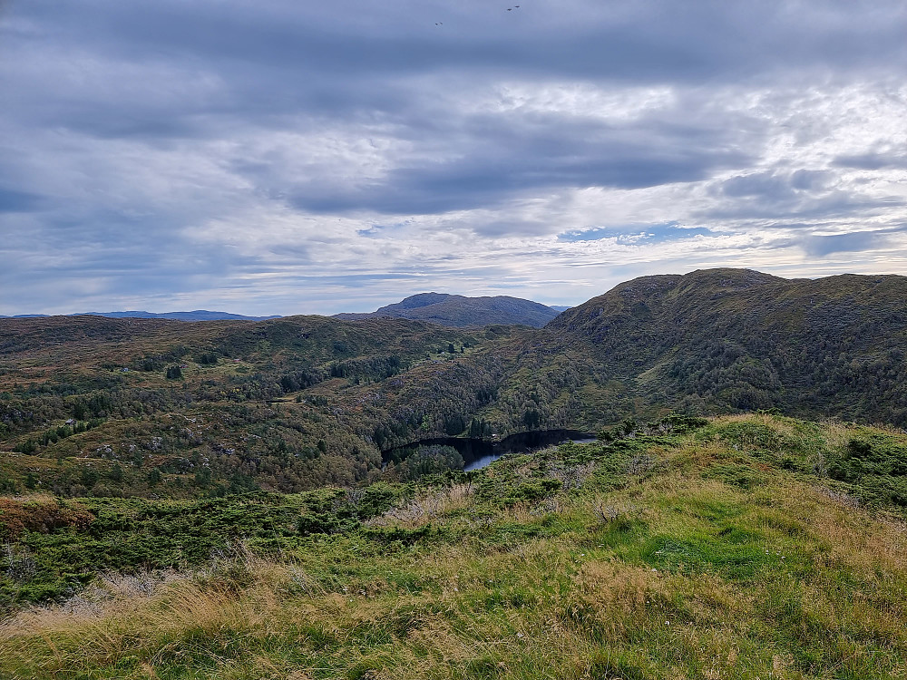 Fra Skolmen mot sørøst. Bruviknipa (Brøknipa) bakerst i midten. Stangfjellet (Stongfjellet) til høyre.