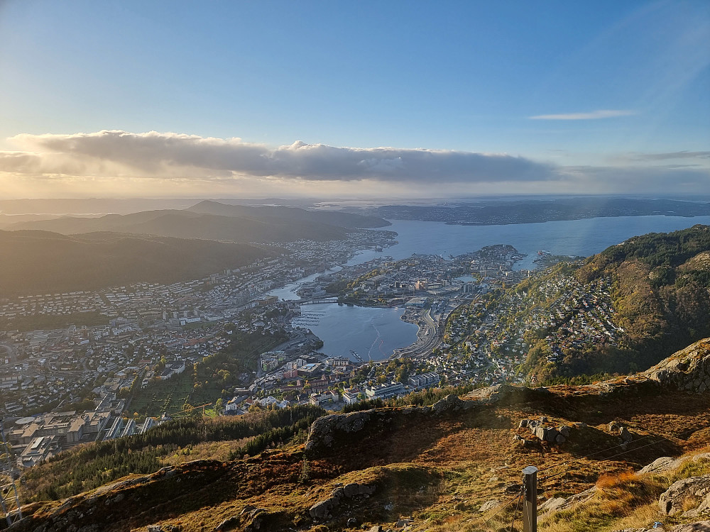 Fra toppen av Ulriksbanen. Askøy bak til høyre.