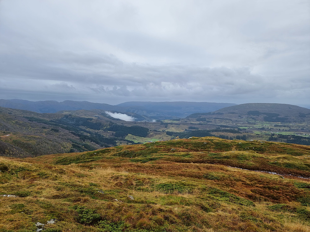 Fra Setevarden mot vest. Stemmeseggi til høyre. Masten på Rundemanen kan skimtes i bakgrunnen til høyre for midten.