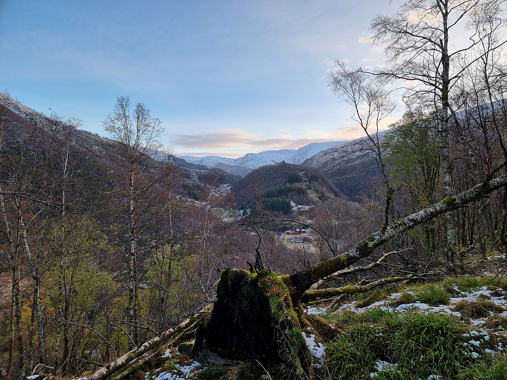 Fra Hovden i Bergen. Bjørndalshovden nærmest i midten. En del snø i høyden.