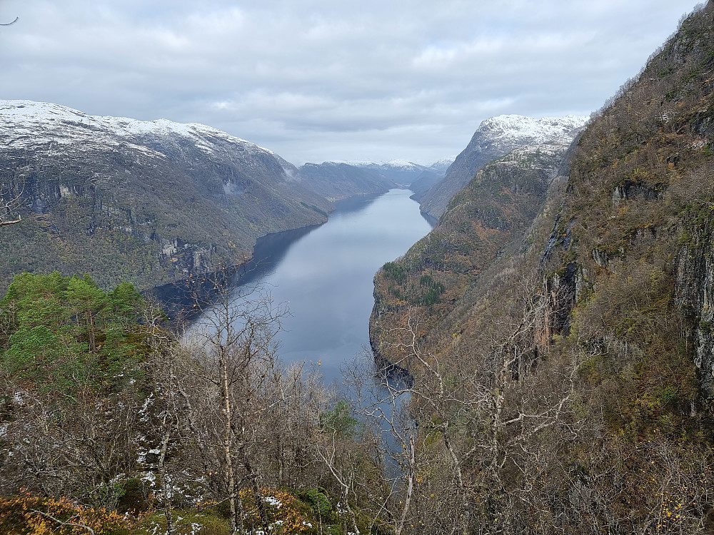 Fra Smørstakken mot nord. Veafjorden i bakgrunnen. Høgafjellet i venstre bildekant.