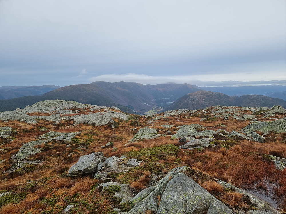 Fra Rødsfjellet mot nord. Øvredalen i midten med Sveningen bakerst med skyer på toppen.